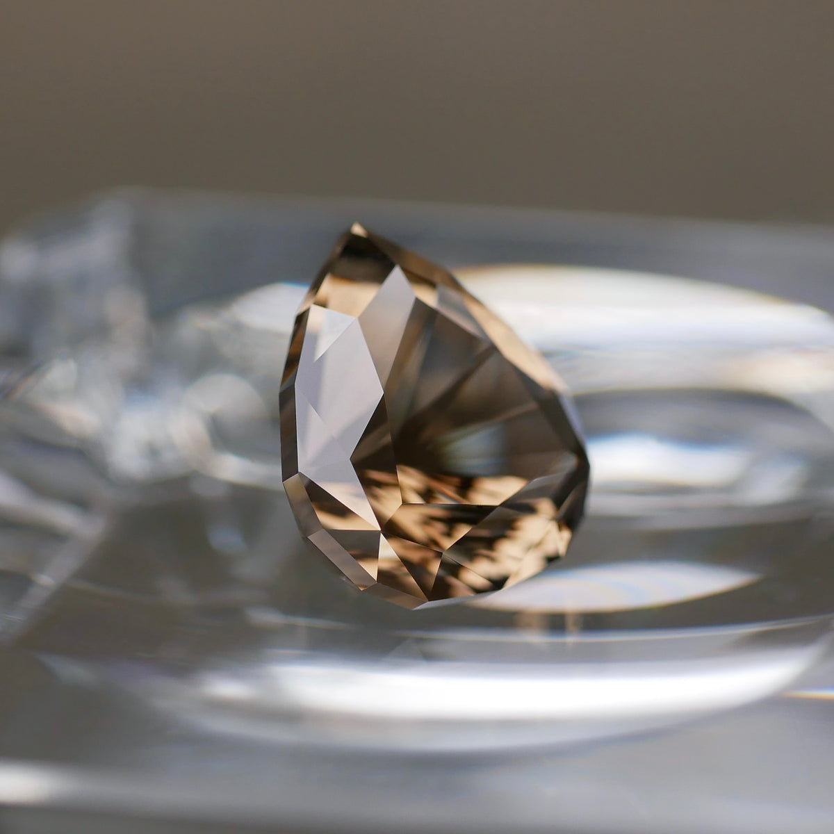 広島県産 江田島煙水晶 faceted cut ルース（Re440）