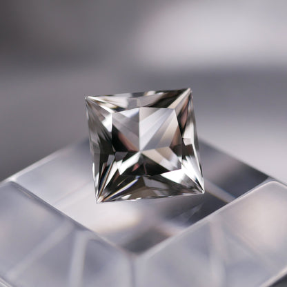 宮崎県産 高千穂水晶 faceted cut ルース（Re052)