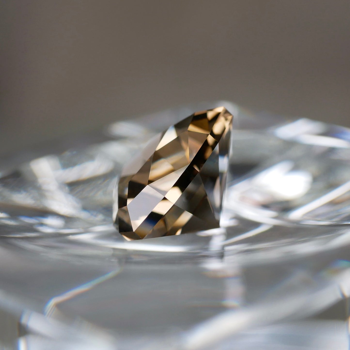 広島県産 江田島煙水晶 faceted cut ルース（Re020）