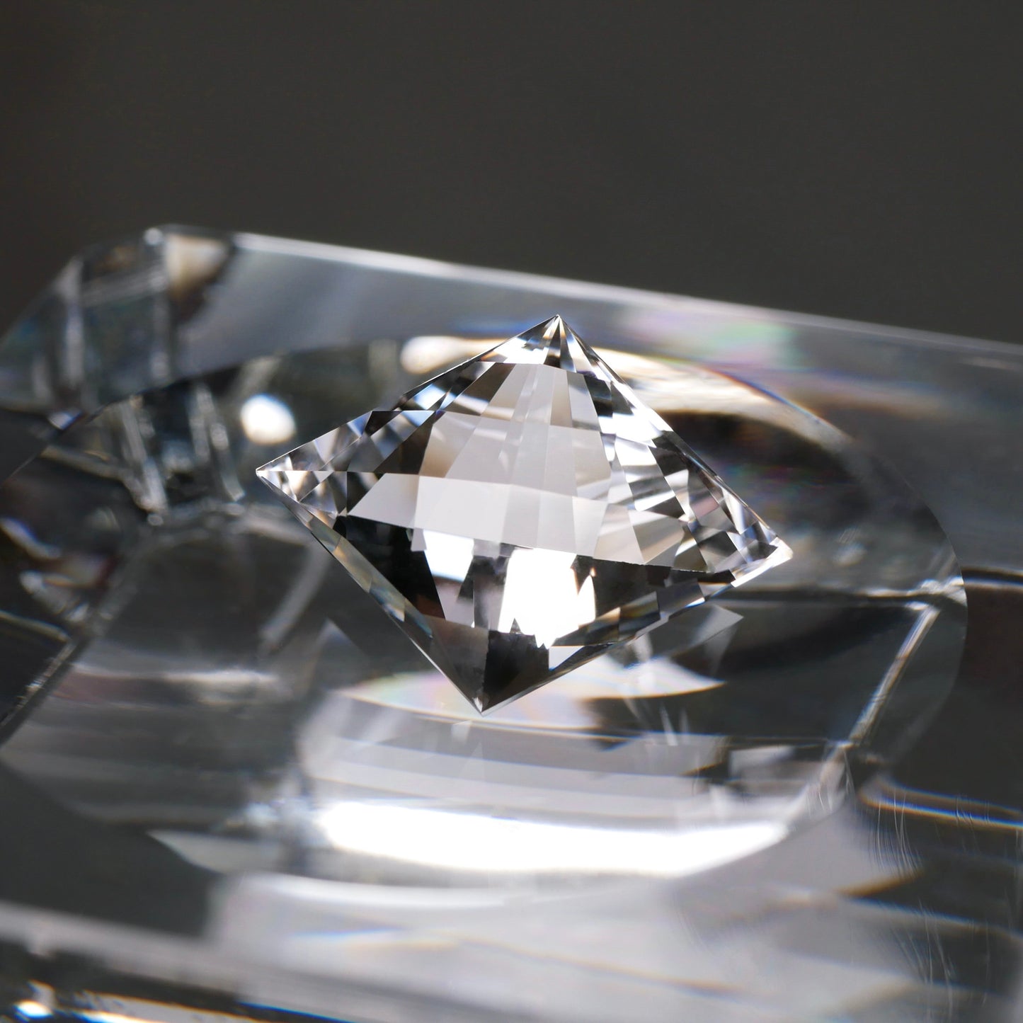 山梨県産 乙女水晶 faceted cut ルース（Re014）