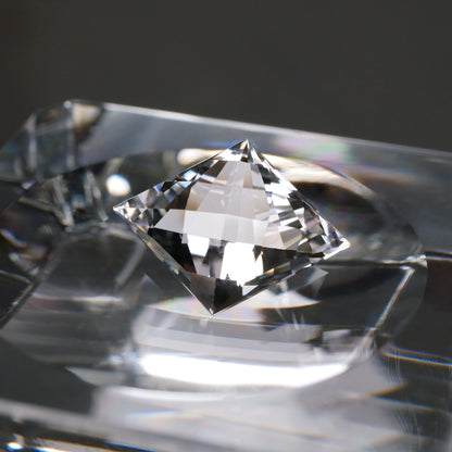 山梨県産 乙女水晶 faceted cut ルース（Re014）